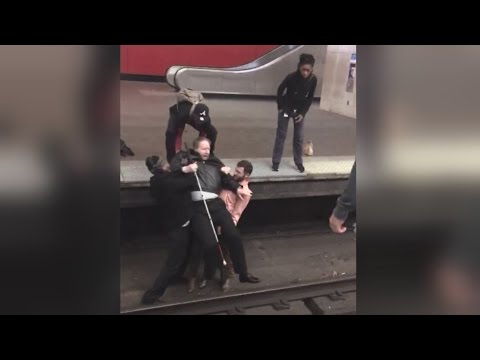 لحظة إنقاذ كفيف سقط على القضبان قبل قدوم القطار بثوان