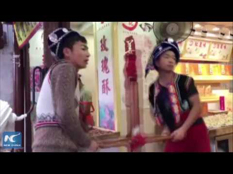 شابان يصنعان الحلوى بطريقتهما الخاصة في الصين