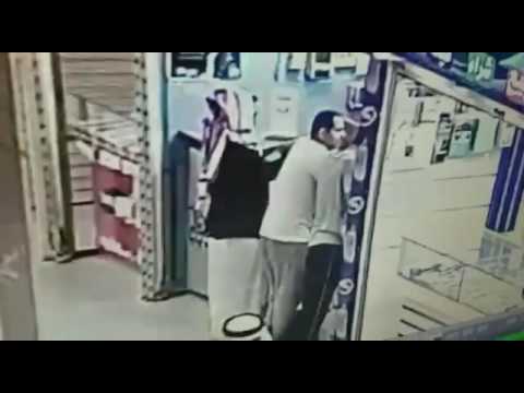 شاهد حيلة ماكرة لتبديل هاتف آي فون مقلد بأصلي