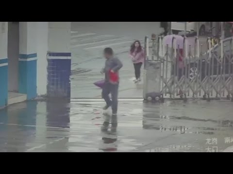 شاهد لص يسرق هاتفًا ويهرب ليختبأ في قسم الشرطة