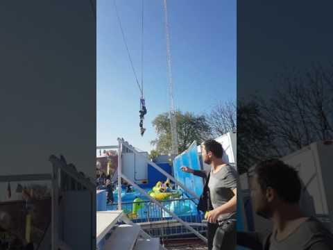 شاهد حذاء ينقذ حياة فتاة سقطت من لعبة خطيرة جدا