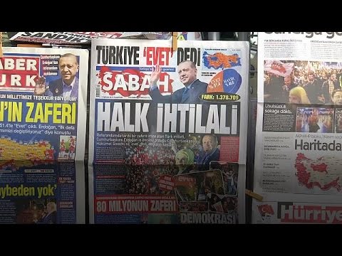 شاهد  تباين آراء الأتراك بشأن نتيجة الاستفتاء