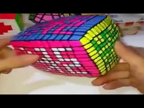 شاهد شاب يظهر مهارته المذهلة فى لعبة مكعب روبيك