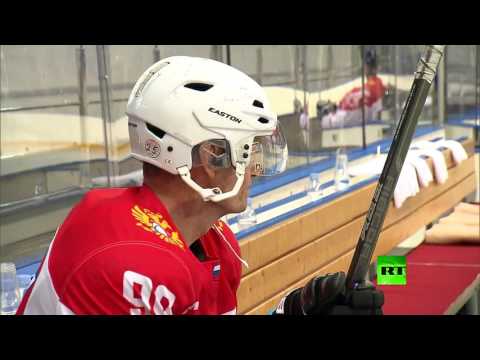 شاهد بوتين يشارك في مباراة للهوكي على الجليد