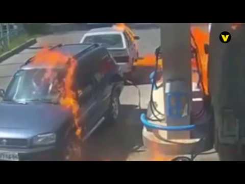 فحص رجل لخزان وقود باستخدام ولاعة