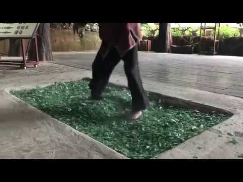 الرقص على الزجاج المكسور تجربة جديدة لمغامر أسيوي