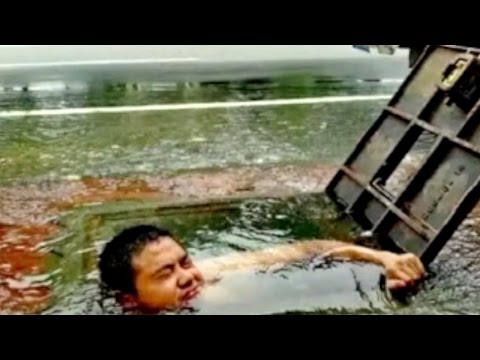 بالفيديو سباك يتحوّل إلى بطل خلال إصلاحه كسرًا في أنابيب المياه