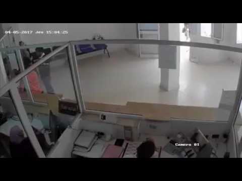 بالفيديو لحظة سرقة أحد المصارف في وضح النهار بواسطة بلطة