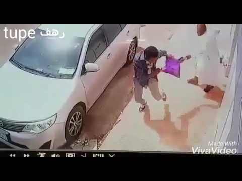 لحظة سرقة لصوص 2 كلغ ذهب من سعودي في أحد شوارع الرياض