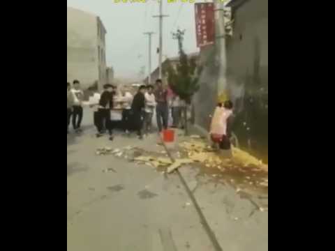 شاهد كيف انتقم مواطنون من رجل يبيع بيضًا فاسدًا