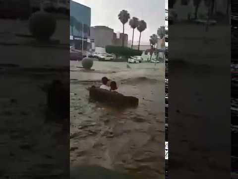 شابان سعوديان يحتفلان بهطول الأمطار بطريقة كوميدية