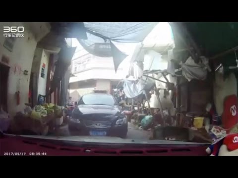 شاهد أغرب انتقام من شاب لفتاة في الصين