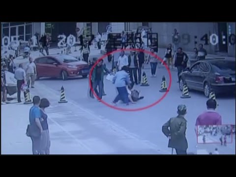 رجل جريء يعرقل لصًا سرق حقيبة امرأة حامل