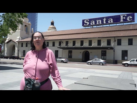 شاهد سيدة تتزوج محطة قطار بعد أن وقعت في حبها