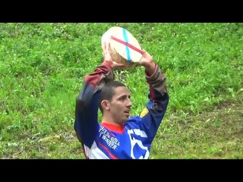 شاهد السباق السنوي لدحرجة الجبن في بريطانيا