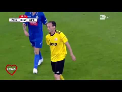 شاهد مدرب يوفينتوس يتعرض لإصابة قبل مواجهة الريال