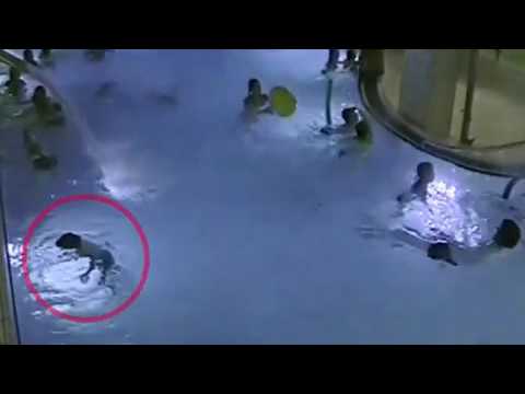 طفل يغرق في حمام سباحة ولا يلاحظه أحد