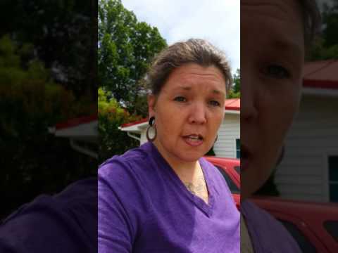 سيدة شجاعة تقبض على ثعبان ضخم بغطاء مخدة