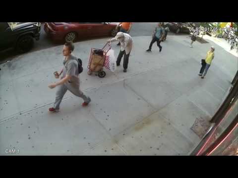 شاب يوجّه ضربة عنيفة لرجل مٌسن بدون أسباب