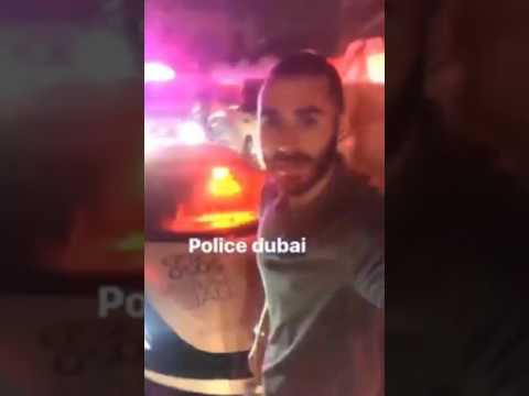 بنزيما يوثّق جولته الخاصة داخل سيارة شرطة دبي