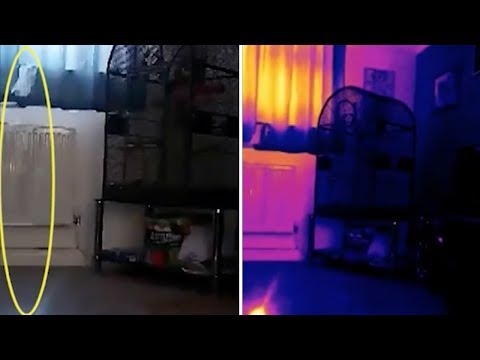 لحظة ظهور عفريت طفل لديه قرون داخل منزل