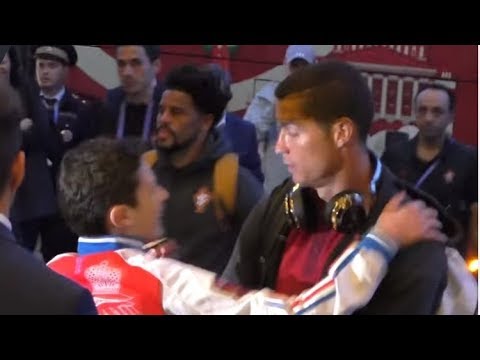 بالفيديو عاشق رونالدو يعانقه بعد تجاوز الحراسة الخاصّة