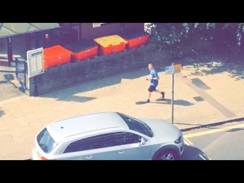 رجل يثير ضحك رواد مواقع التواصل أثناء سيره بالـزعانف