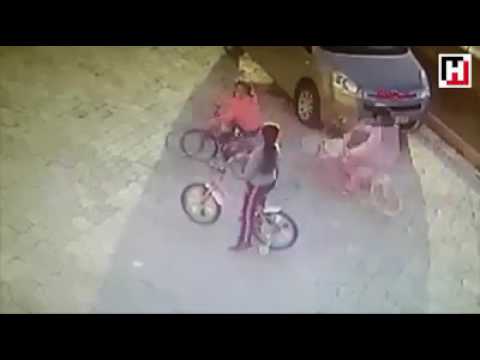 لحظة اعتداء رجل على طفلة في الشارع