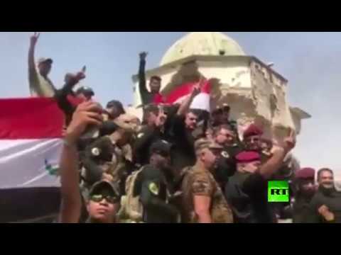 شاهد الجيش يرفع علم العراق فوق الجامع الذي أعلن منه البغدادي إقامة دولة الخلافة
