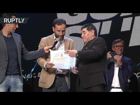 مارادونا يقبّل الأرض ويرقص فرحًا بالجنسية الإيطالية