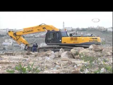 نشطاء فلسطينيون يحاولون بناء بوابة القدس