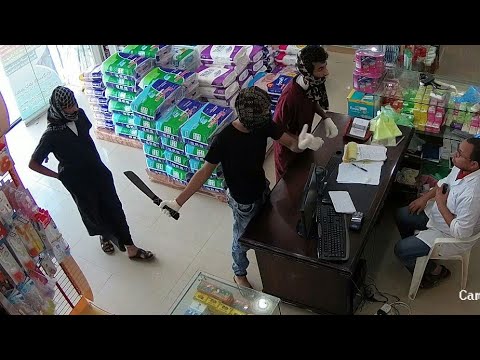 شاهد لحظة سطو 3 شباب على صيدلية وسرقتها في السعودية