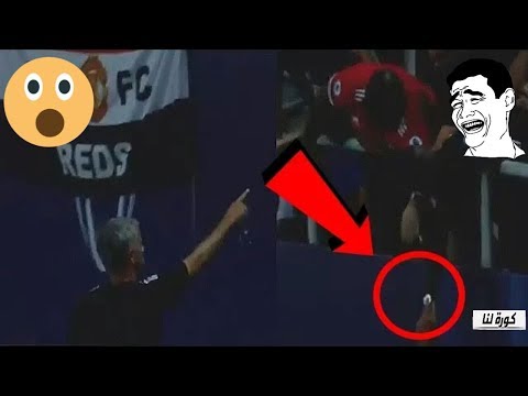 مورينيو المثير للجدل يعطي ميداليته لمشجع في المدرجات