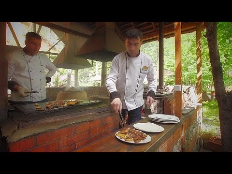 أذربيجان حيث المتعة في تناول الكباب في الغابة