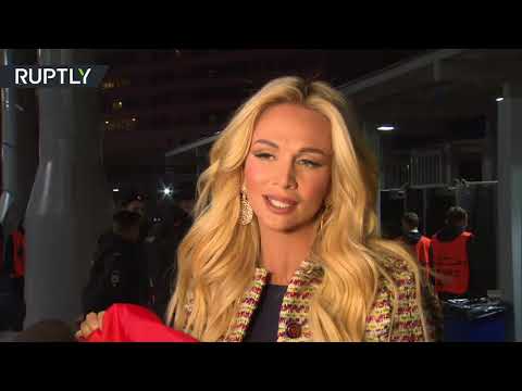 شاهد مشجعو مانشستر يونايتد يتلقون هدايا من تسيسكا موسكو وفيكتوريا لوبيريوفا