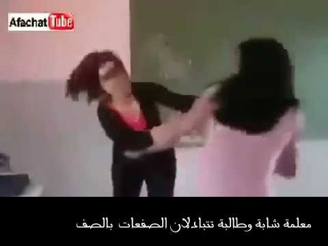 طالبة تصفع معلمة على وجهها داخل الفصل