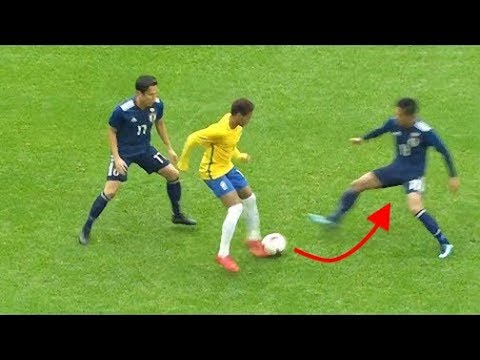 شاهد كيف تمت إهانة أفضل نجوم كرة القدم