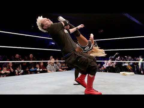 شاهد نجمات المصارعة يلقن مصارعًا درسًا قاسيًا أمام الجمهور