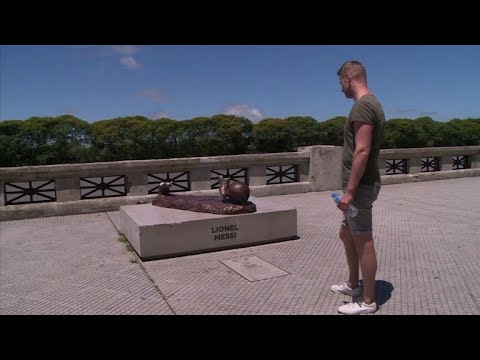 شاهد سقوط تمثال ميسي في مسقط رأسه بسبب مجهولين