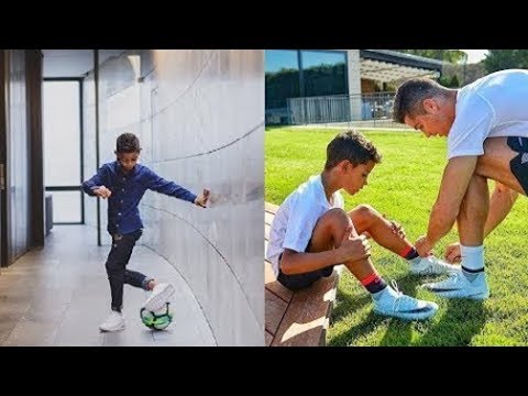 شاهد ابن كريستيانو رونالدو وهو يلعب كرة القدم باحتراف