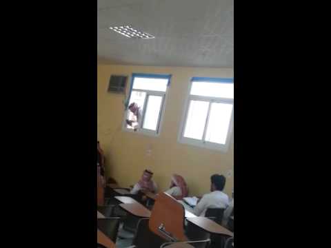 طالب سعودي يحتال على معلمه الكفيف