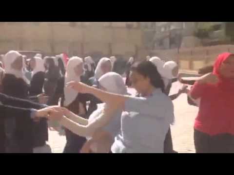 طالبات الإسكندرية يرقصن في حفلة مدرسية
