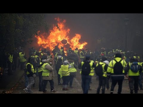 شاهد  إحراق سيارات وحاويات قمامة خلال مظاهرات السترات الصفراء في باريس