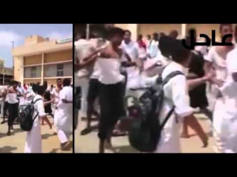 شاهد طلاب يعتدون على معلم في السعودية