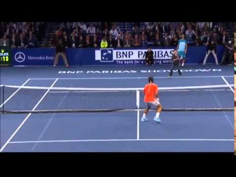 صبي يهزم لاعب التنس روجيه فيدرير