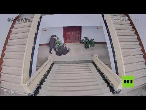 شرطي صيني يسقط منهارًا في مدينة ووهان