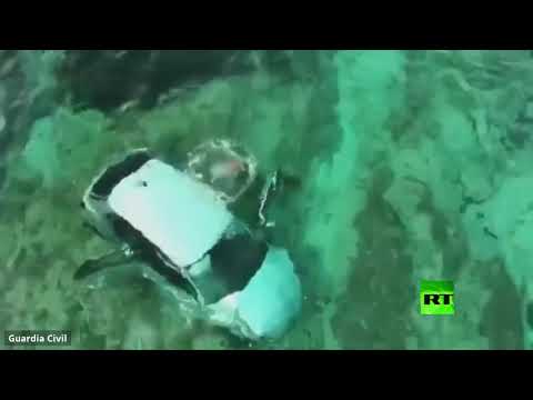 سقوط سيارة في بحر ونجاة سائقها بأعجوبة