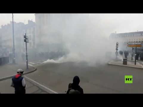 شاهد  الشرطة الفرنسية تفرّق السترات الصفراء بالغاز