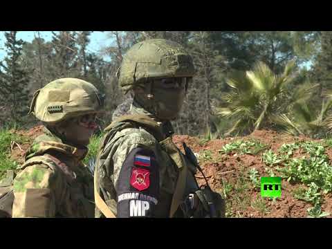 شاهد الشرطة العسكرية الروسية تسير دورياتها بالقرب من مطار القامشلي