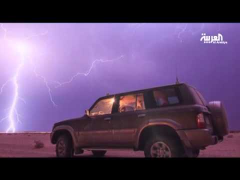 البرق يضيء سماء منطقة القصيم شاهد بالفيديو